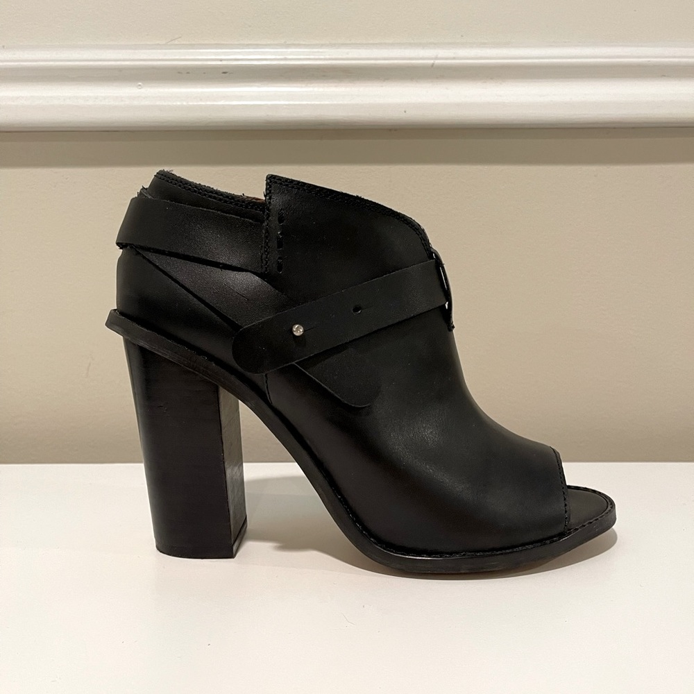 67 SIXTYSEVEN Women’s Shoes